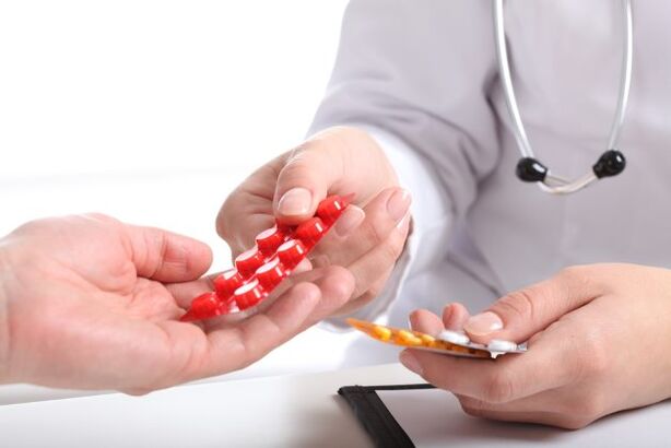 a doctor gives pills to treat osteochondrosis